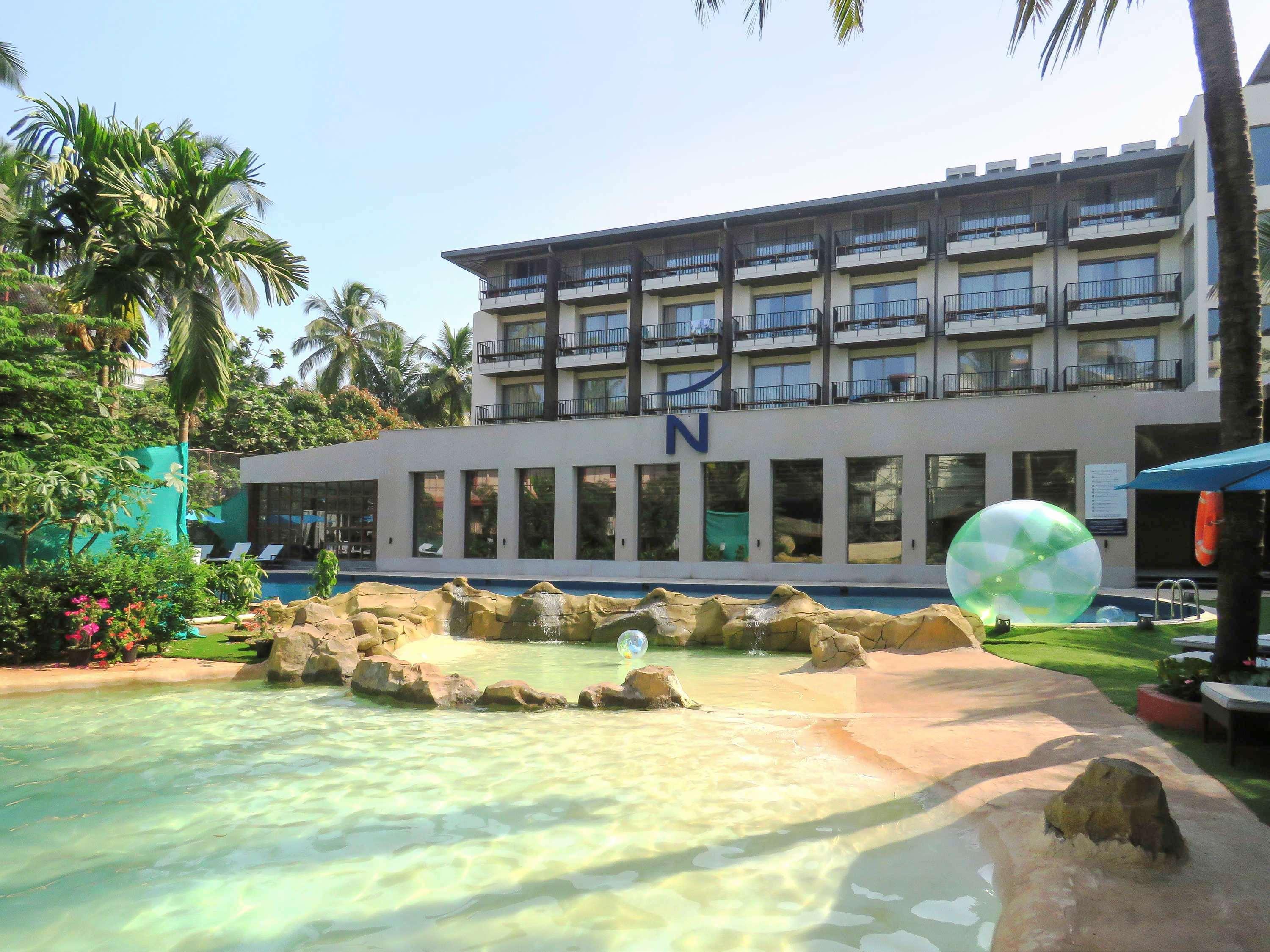Novotel Goa Candolim Exterior photo The pool at the Novotel Hotel